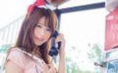 美女脱裤衩扒开尿口给男子摸